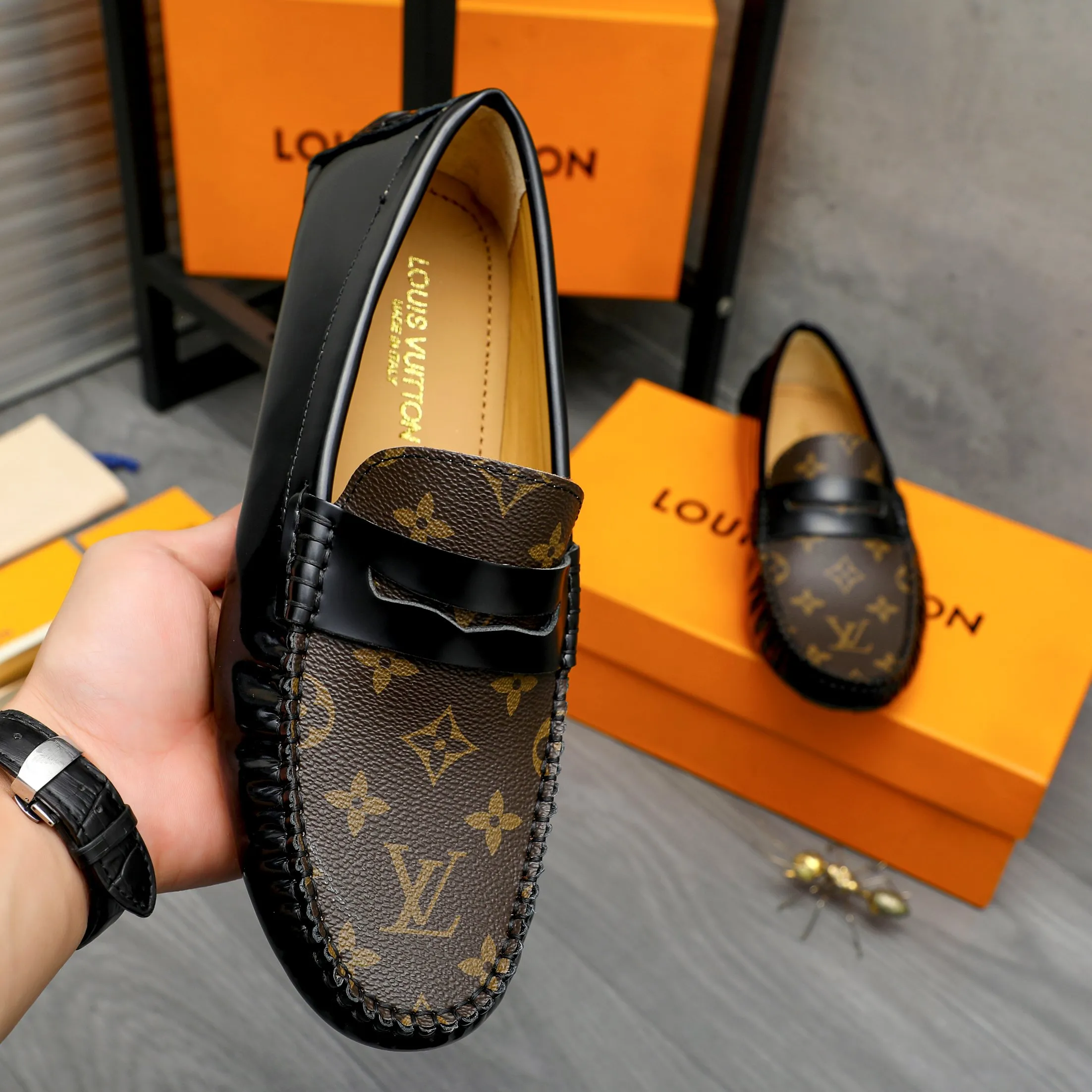 Men's shoes 💰p420 Product trademark: LV "Louis Vuitton" casual slip-on men's shoes Regular size: 38-44 Product materials: Selected classic print splicing patent leather upper, sheepskin lining, original rubber outsole